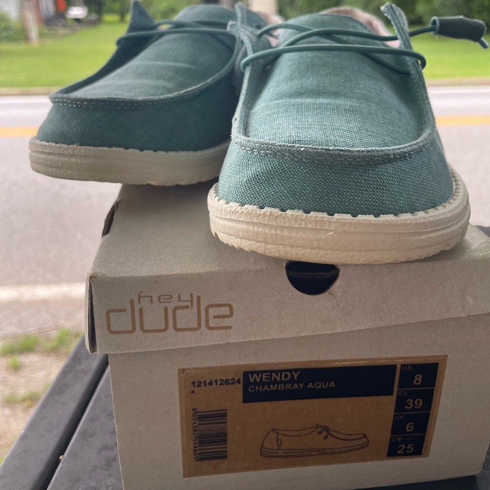 Hey dudes size 8